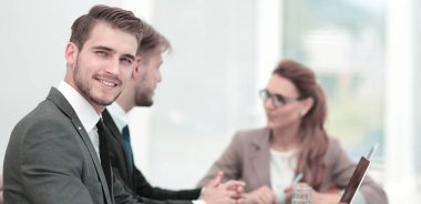 Çalışma süreci, modern ofiste çalışan iş ekibi.