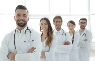 Mutlu başarılı doktor hastanede üst üste duran grup