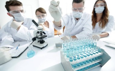 Kimyasal laboratuvar çalışması sırasında bilim adamları