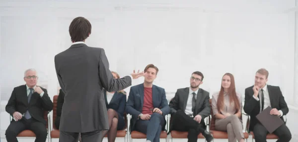 Сотрудники внимательно слушают вашего босса на деловой встрече — стоковое фото