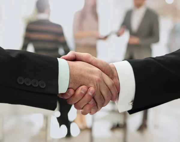 Affärsman skaka hand till partner — Stockfoto