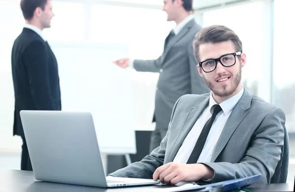 Portrait d'un beau jeune homme d'affaires avec des gens en arrière-plan lors d'une réunion de bureau — Photo