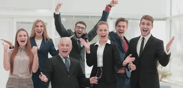 Sieg im Geschäft. glücklicher Geschäftsmann und Team auf offi — Stockfoto
