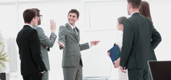 Büroleben. Business-Team diskutiert einen neuen Businessplan im nächsten t — Stockfoto