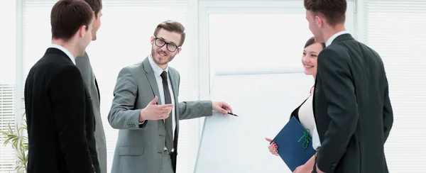 Commercial Director gör presentationen av den nya business-p — Stockfoto