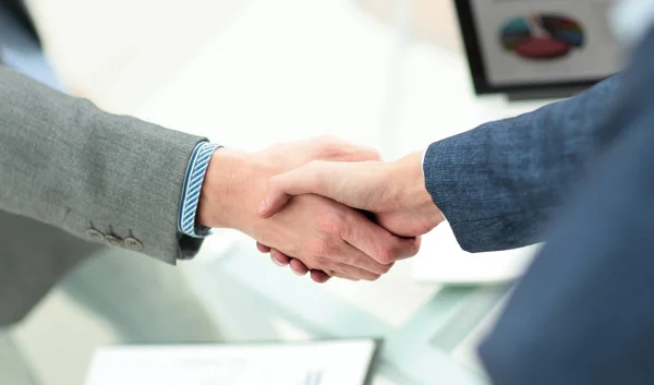Επιχειρηματίας σφίγγει το χέρι για να σφραγίσει μια συμφωνία με το συνεργάτη του — Φωτογραφία Αρχείου