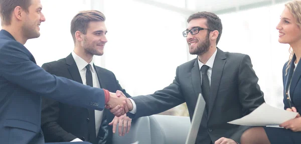 Handslag mellan företagare på ett modernt kontor — Stockfoto