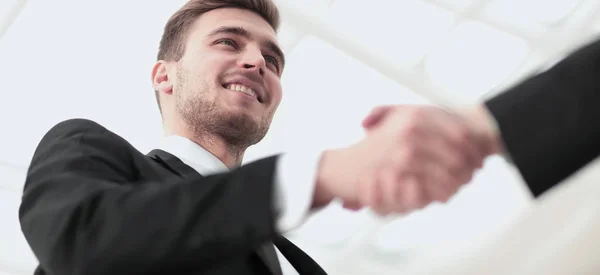 Nahaufnahme des Handschlags als Zeichen erfolgreicher Zusammenarbeit und — Stockfoto