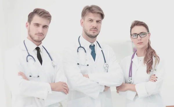 Portret van een groep van vriendelijke artsen glimlachen. — Stockfoto