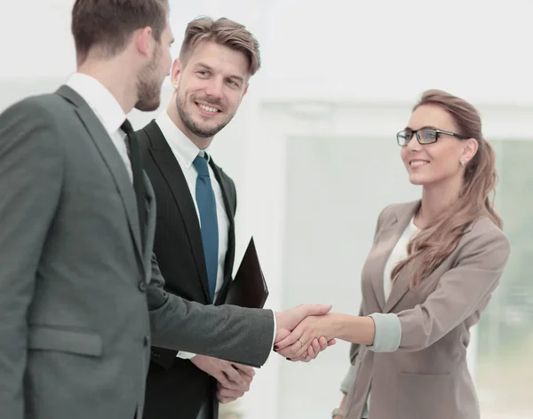 Drżenie rąk w nowoczesnym biurze partnerów biznesowych — Zdjęcie stockowe