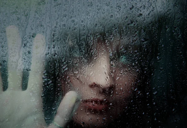 Mulher jovem triste e gotas de chuva — Fotografia de Stock