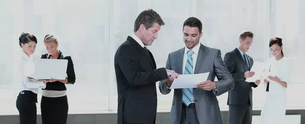 Hombres de negocios guapos y seguros que trabajan en la oficina — Foto de Stock