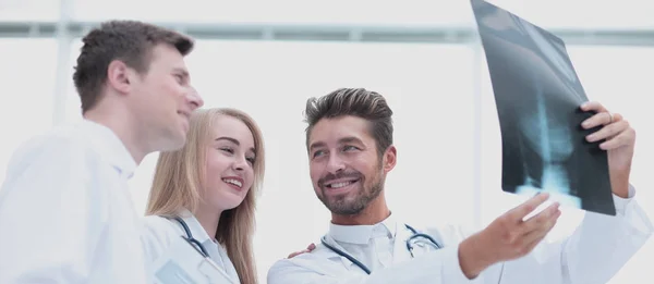 Cuidados de saúde, medicina e radiologia conceito - médicos olhando para x — Fotografia de Stock