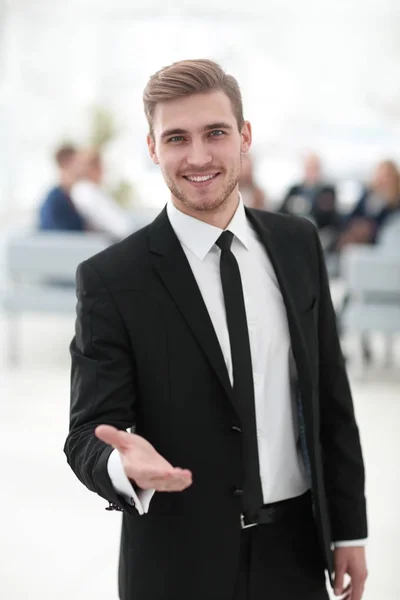 Zeker jonge zakenman steekt zijn hand voor groet — Stockfoto