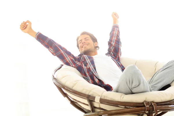 Stijlvolle man die zich uitstrekt in een comfortabele stoel — Stockfoto