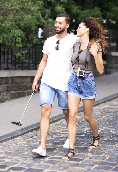 Glada unga par promenader på urban street — Stockfoto