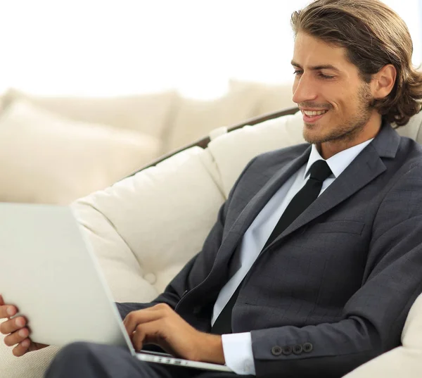 Крупним планом усміхнена бізнес-леді, що працює з ноутбуком у вітальні . — стокове фото