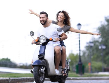 Mutlu çift scooter yaz tatil tatile heyecanlı sürüş