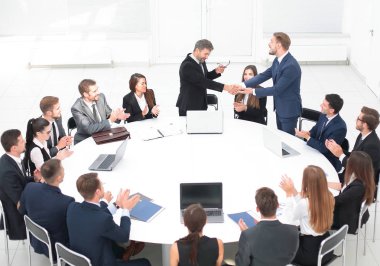 iş ortakları yuvarlak masa yakınındaki müzakerelerinde el sallamak