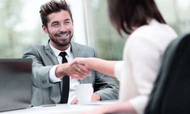 İş karşılıklı. Ofiste el sıkışan iki iş adamları.