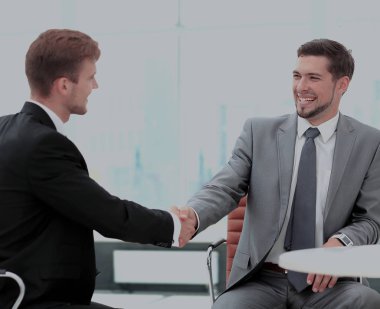 İş toplantı masasında görmek el sıkışma