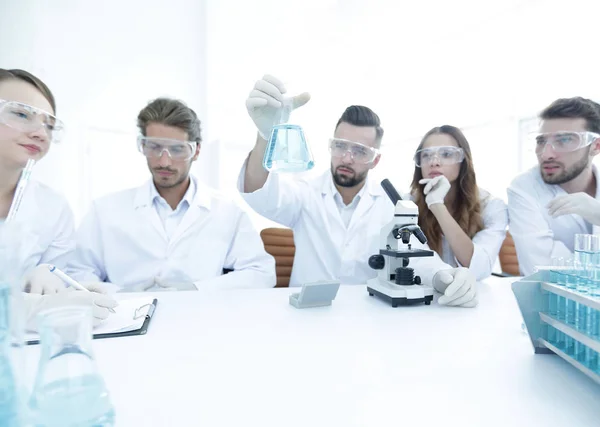 Equipo de científicos trabajando juntos en el laboratorio — Foto de Stock