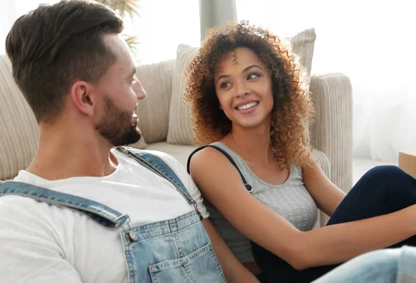 Primer plano de una feliz pareja casada sentada en un nuevo apartamento — Foto de Stock