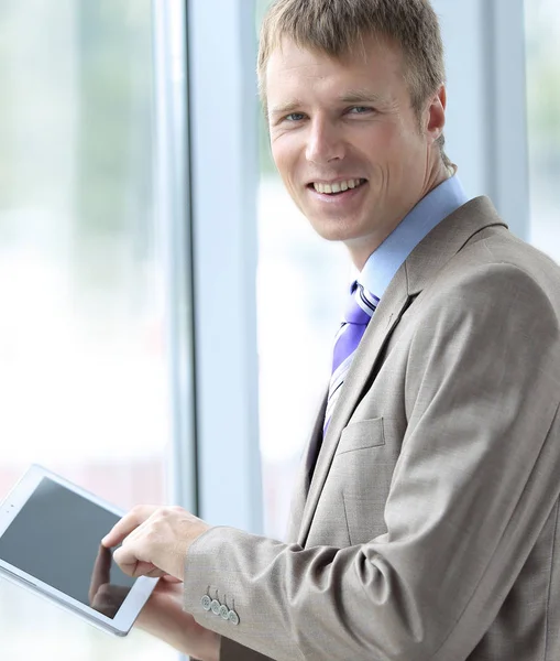 Επιχειρηματίας φορώντας ένα πουκάμισο και γραβάτα χρησιμοποιώντας ένα ψηφιακό tablet — Φωτογραφία Αρχείου