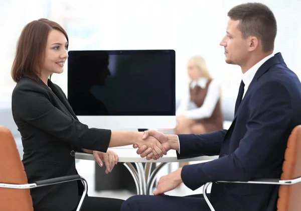 Geschäftspartner per Handschlag am Verhandlungstisch. — Stockfoto