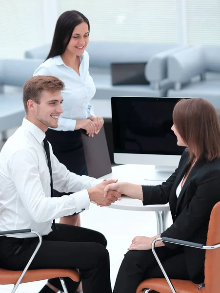 Zakenpartners schudden handen na een zakelijke bijeenkomst. — Stockfoto