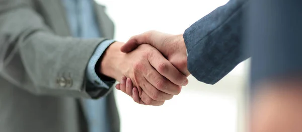 彼のパートナーと取引を封印するために握手ビジネスマン — ストック写真