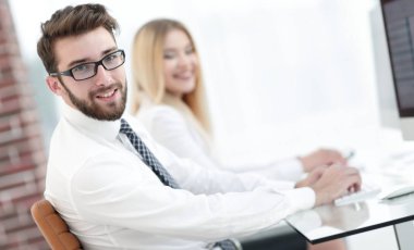 ekranın önünde oturan deneyimli programcılar.