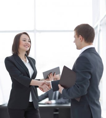 karşılıklı iş ortakları ofiste.