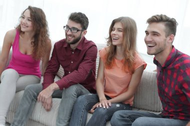 kanepede oturan genç insanlar gülümsüyor, Grup