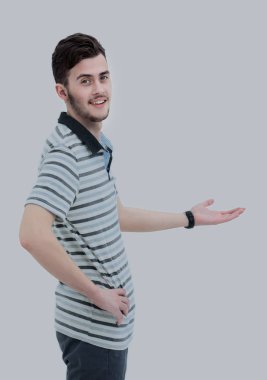 mutlu genç adam boş boşaltmak beyaz arka plan üzerinde gösterilen