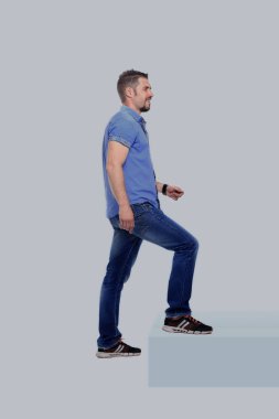 Casual adam beyaz arka plan üzerinde merdiven