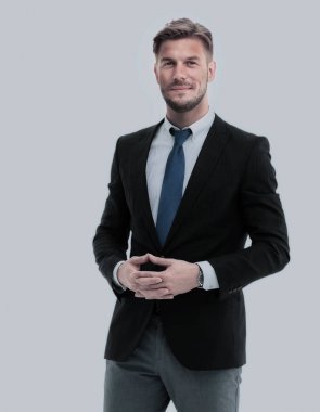 Tam takım gülümseyen içinde başarılı genç adam.