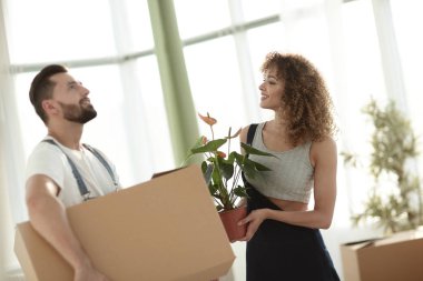 Genç aile kutuları şeyler ile yeni bir daireye getiriyor..