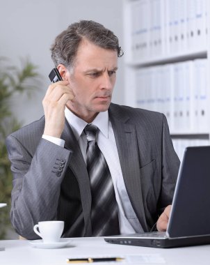 Telefon görüşmesi konuşmayı işyerinde iş adamı