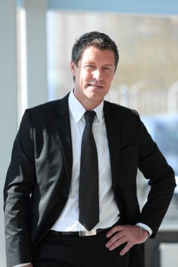 arka plan bulanık üzerinde emin işadamı portresi