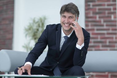 Akıllı telefonlu başarılı bir iş adamının portresi.