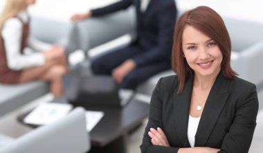 Bulanık arka planda başarılı genç iş kadını