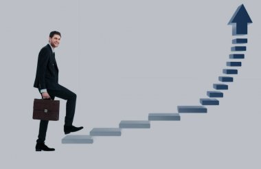 Diyagram üzerinde oturan yakışıklı genç iş adamı