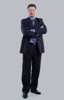 Beyaz arka planda izole edilmiş, gülümseyen bir iş adamının tam vücut portresi.