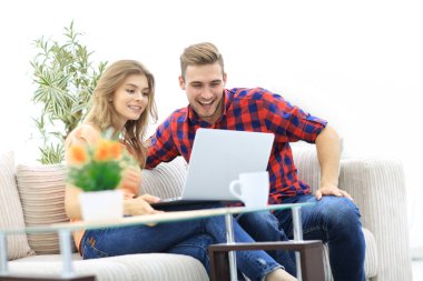 modern bir oturma odasında otururken bir favori film izlerken mutlu genç Çift.