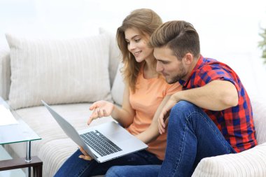 Genç çift tarassut video üstünde laptop