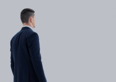 Şık takım elbise ayakta genç satış işadamı sırtına boş boşluk arka plan kavramı ile