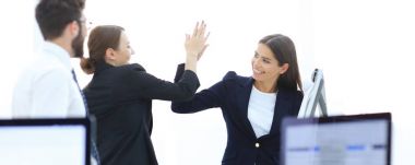 Birbirimizi beş yüksek veren çalışanlar.