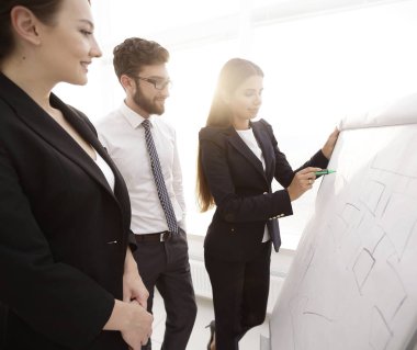 iş kadını işaret işaretçisi flipboard sunudaki ofiste için