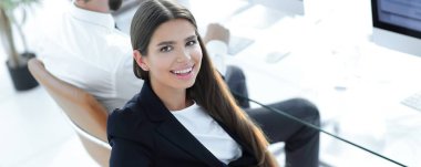 bir masada oturan kadın çalışan